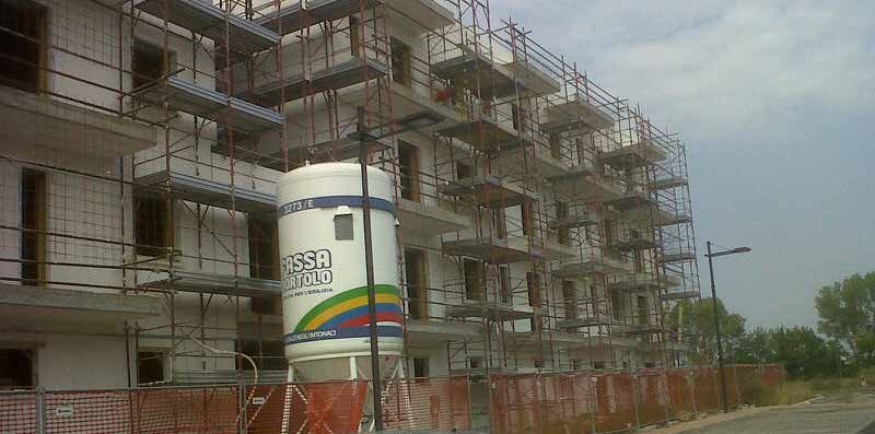 Ecosol in costruzione con il silos e il marchio Fassa Bortolo